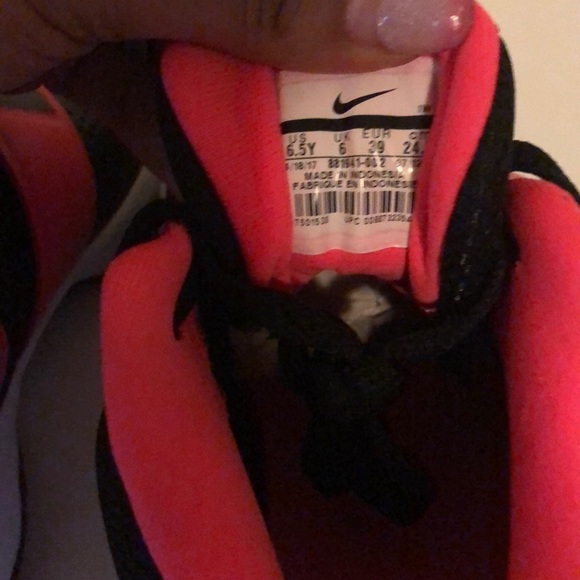 Brand new Nike size 6.5 sneakers - Picture 2 of 4